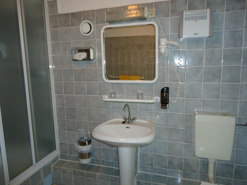 Hotel Kubrat Am Checkpoint Charlie ברלין חדר תמונה