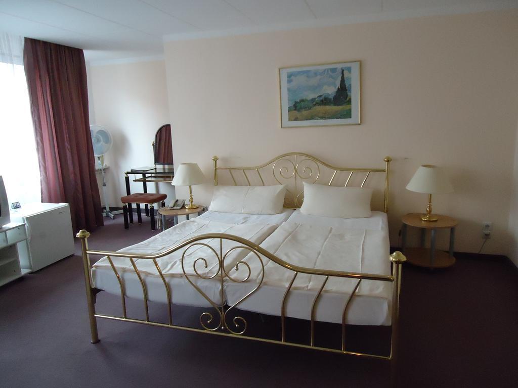 Hotel Kubrat Am Checkpoint Charlie ברלין חדר תמונה